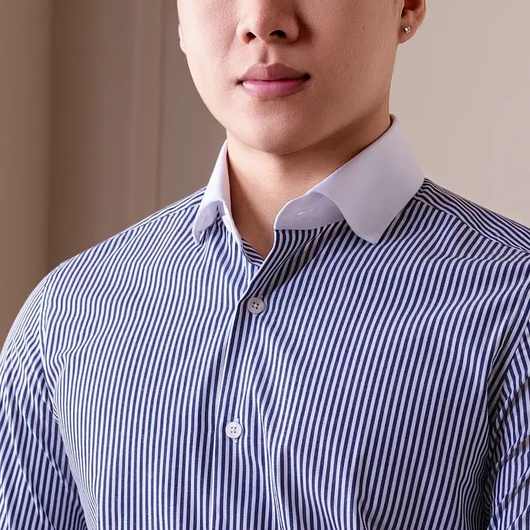 Cận cảnh cổ áo trắng trên thân sơ mi kẻ navy