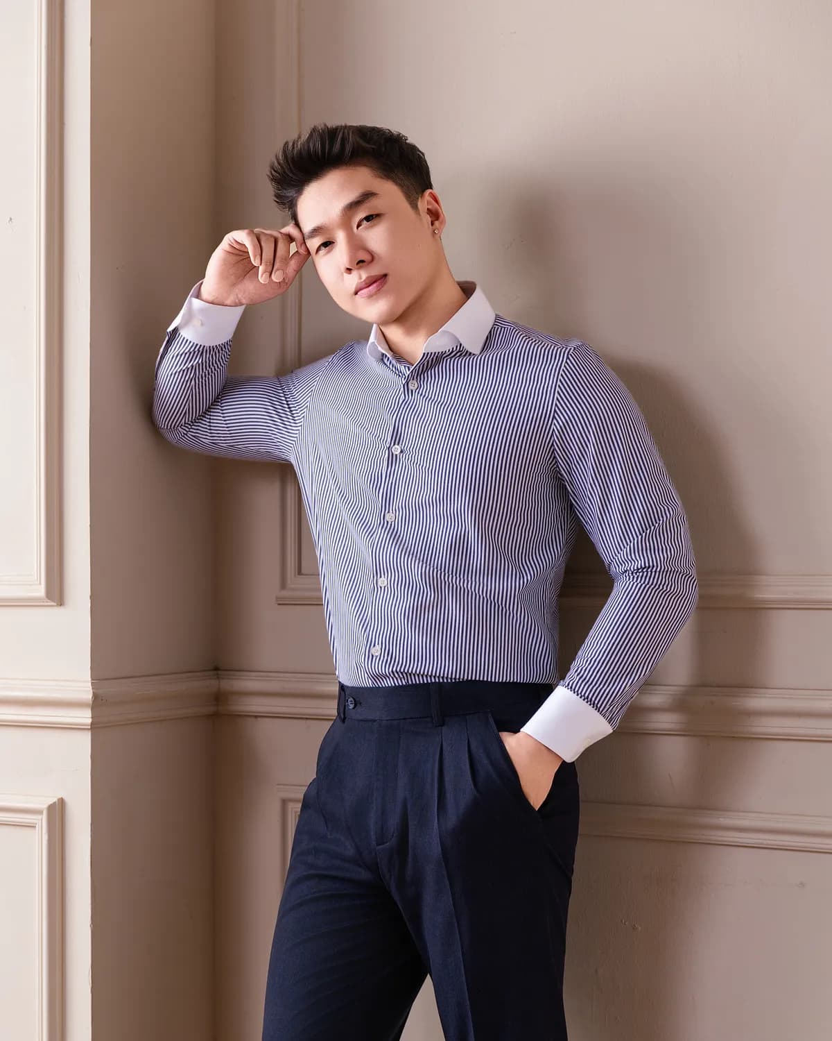 Sơ mi kẻ navy REMMY với cổ và măng‑sét trắng tương phản
